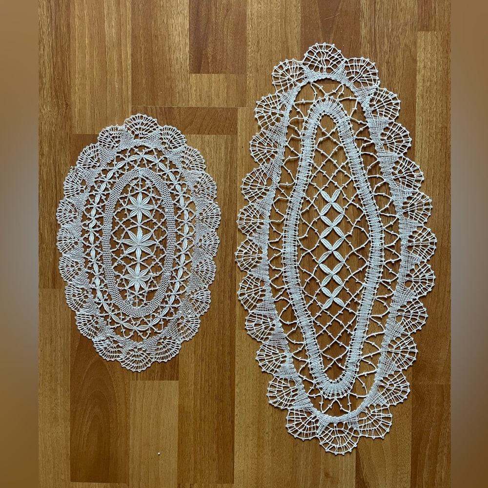 Set of two doilies